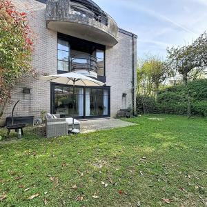 Lycée Français : Magnifique duplex rdc avec jardin + parking