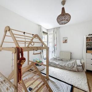 Lycée Français : Magnifique duplex rdc avec jardin + parking