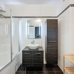 Colonne du Congrès: appartement rénové avec terrasse arrière