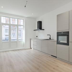 Lepoutre: Magnifique duplex rénové 2 chambres, bureau + cour