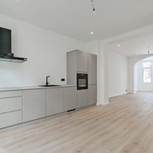 Lepoutre: Magnifique duplex rénové 2 chambres, bureau + cour