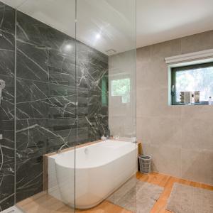 Villa neuve de ± 690 m² bruts avec piscine et prof. libérale