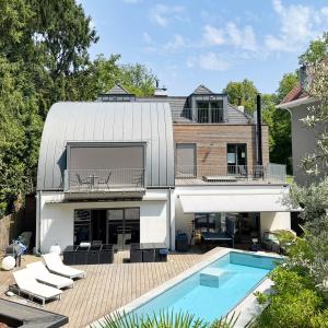 Villa neuve de ± 690 m² bruts avec piscine et prof. libérale
