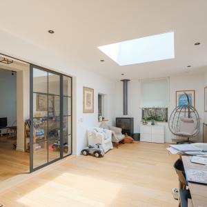 Villa neuve de ± 690 m² bruts avec piscine et prof. libérale