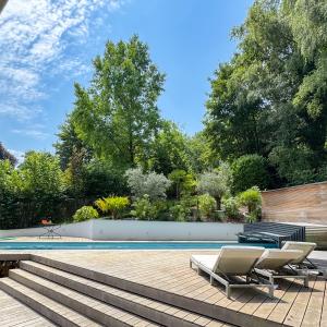 Villa neuve de ± 690 m² bruts avec piscine et prof. libérale