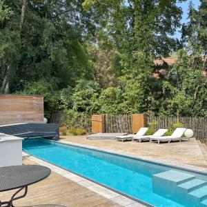 Villa neuve de ± 690 m² bruts avec piscine et prof. libérale