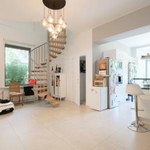 Villa neuve de ± 690 m² bruts avec piscine et prof. libérale