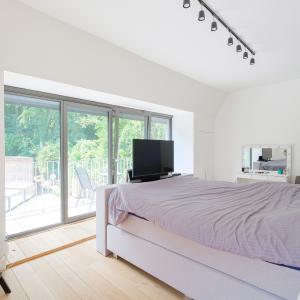 Villa neuve de ± 690 m² bruts avec piscine et prof. libérale