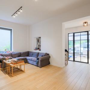 Villa neuve de ± 690 m² bruts avec piscine et prof. libérale