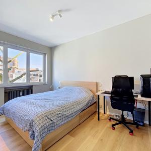 Place Brugmann : Appartement 2 chambres en parfait état + balcon