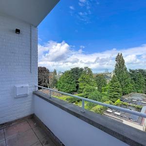 Pl. Brugmann/Molière : Penthouse rénové 2chambres + terrasse