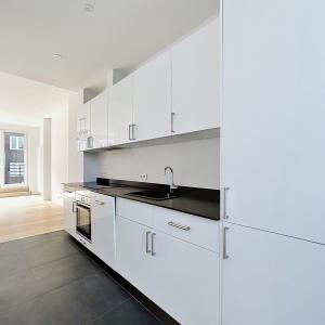 Pl. Brugmann/Molière : Penthouse rénové 2chambres + terrasse