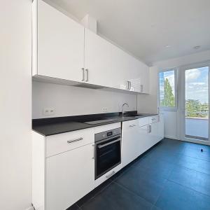 Pl. Brugmann/Molière : Penthouse rénové 2chambres + terrasse