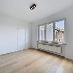 Pl. Brugmann/Molière : Penthouse rénové 2chambres + terrasse