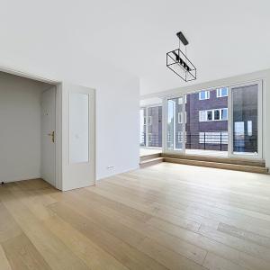 Pl. Brugmann/Molière : Penthouse rénové 2chambres + terrasse