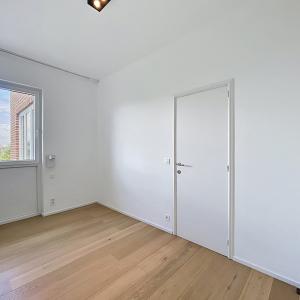 Pl. Brugmann/Molière : Penthouse rénové 2chambres + terrasse