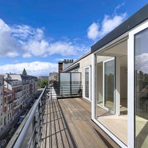 Pl. Brugmann/Molière : Penthouse rénové 2chambres + terrasse