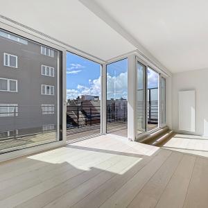 Pl. Brugmann/Molière : Penthouse rénové 2chambres + terrasse