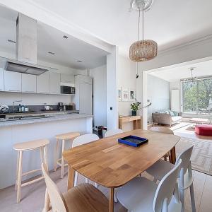Pl. Vanderkindere : Superbe duplex penthouse meublé + terras