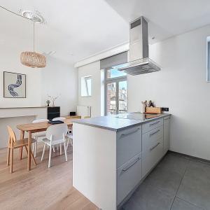 Pl. Vanderkindere : Superbe duplex penthouse meublé + terras