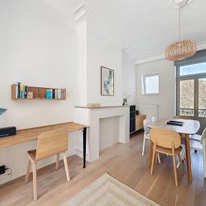 Pl. Vanderkindere : Superbe duplex penthouse meublé + terras
