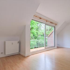 Saint Job - Duplex à rafraîchir avec terrasse et parking.