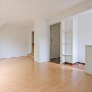 Saint Job - Duplex à rafraîchir avec terrasse et parking.