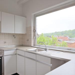 Saint Job - Duplex à rafraîchir avec terrasse et parking.