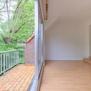 Saint Job - Duplex à rafraîchir avec terrasse et parking.