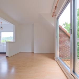 Saint Job - Duplex à rafraîchir avec terrasse et parking.