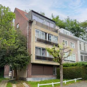 Saint Job - Duplex à rafraîchir avec terrasse et parking.