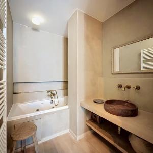 Churchill/Montjoie : Bel appartement meublé avec cour