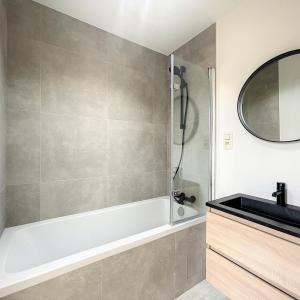 Appartement rénové 2 chambres, 2 salles de bain et balcon