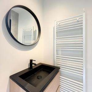 Appartement rénové 2 chambres, 2 salles de bain et balcon