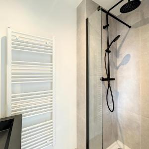 Appartement rénové 2 chambres, 2 salles de bain et balcon