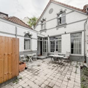 Etangs d'Ixelles : arrière maison 3 ch + cour