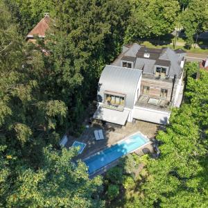 Villa neuve de ± 690 m² bruts avec piscine et prof. libérale