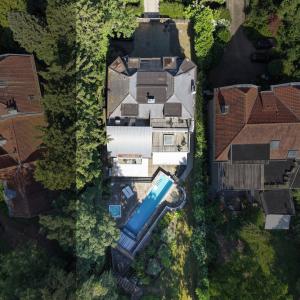 Villa neuve de ± 690 m² bruts avec piscine et prof. libérale