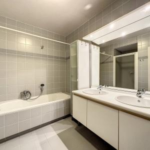 Châtelain : Bel appartement 2 ch. avec terrasse et parking