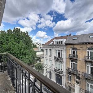 Pl. Brugmann/Lepoutre : Superbe appartement 3 ch. + terrasse