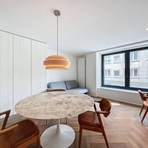 Louise: Magnifique studio remis à neuf et meublé 