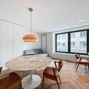 Louise: Magnifique studio remis à neuf et meublé 
