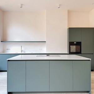 Churchill : Sublime duplex RDC avec jardin neuf