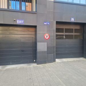 Quartier EU: parking intérieur dans immeuble récent