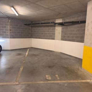 Quartier EU: parking intérieur dans immeuble récent