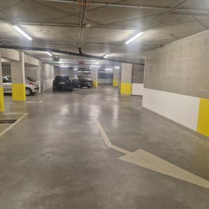 Quartier EU: parking intérieur dans immeuble récent