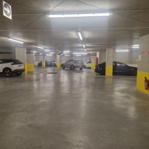 Quartier EU: parking intérieur dans immeuble récent