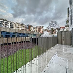 Collège 17 : Beau RDC neuf + vaste terrasse + parking
