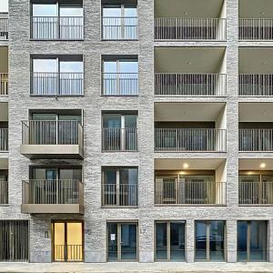 Collège 17 : Beau RDC neuf + vaste terrasse + parking