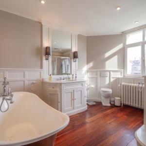 Sq. Marie-Louise : Magnifique maison de maitre 8ch + jardin